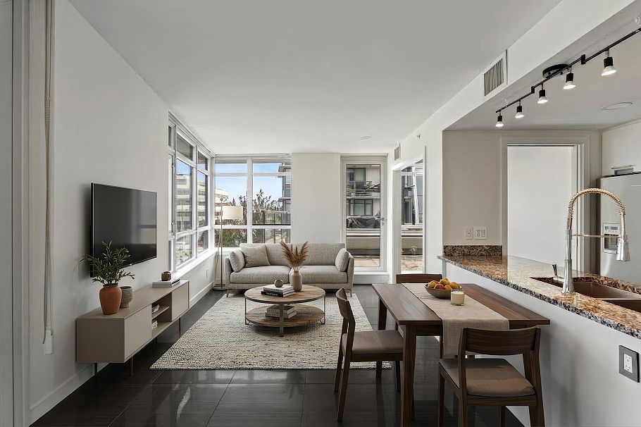 569 2080 West Broadway Street Vancouver, BC - 4