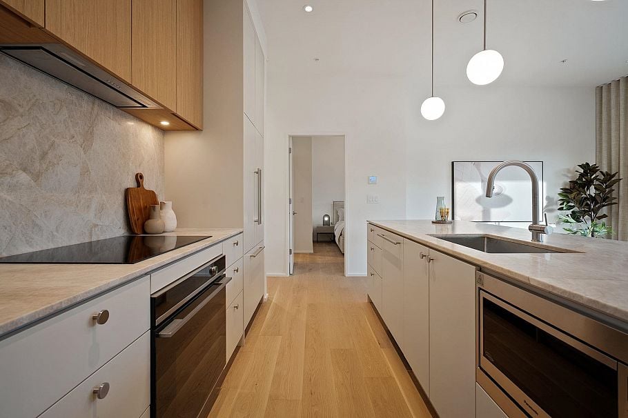 166 E 38th Avenue Vancouver, BC - 2