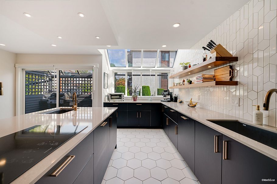 2022 Chesterfield Avenue North Vancouver, BC - 11