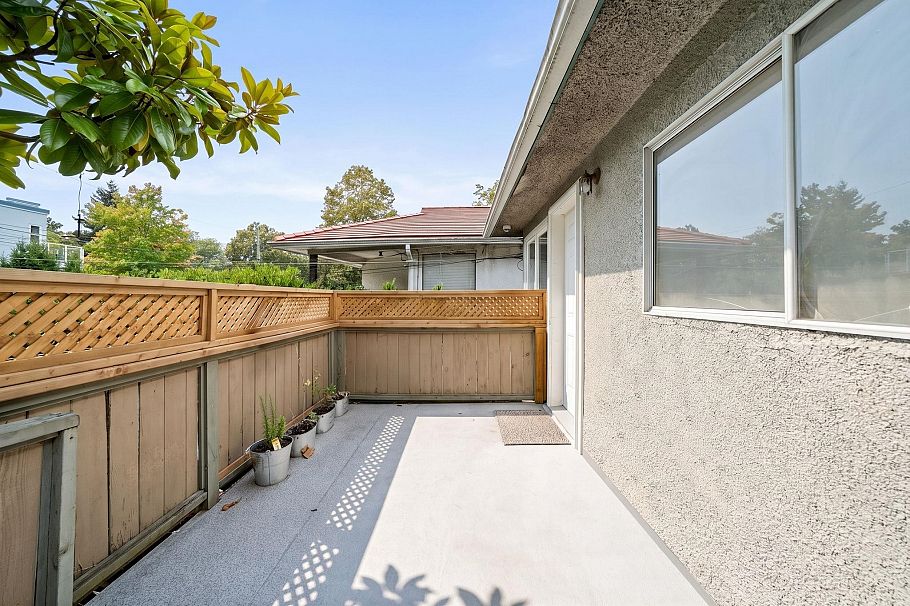 1534 W 71st Avenue Vancouver, BC - 18