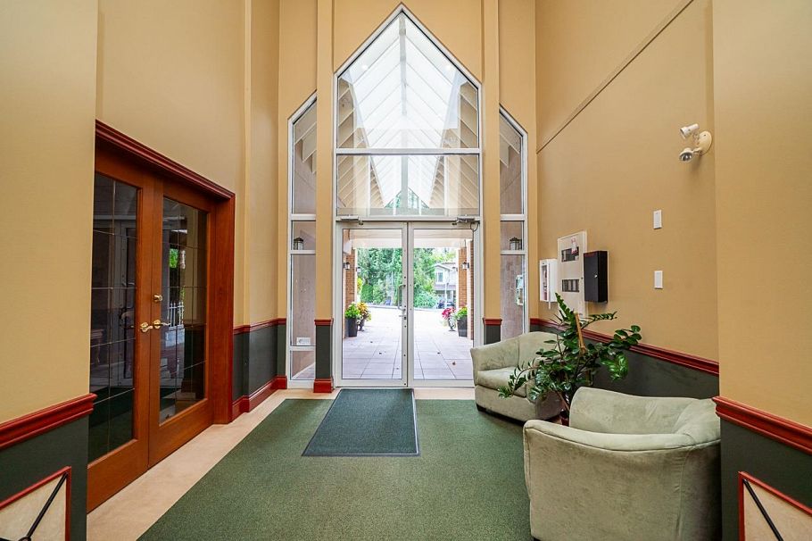 207 678 W Queens Road North Vancouver, BC - 2