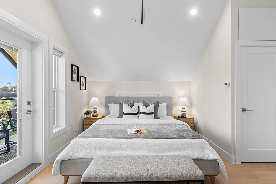 2 2211 Mannering Avenue Vancouver, BC - 15