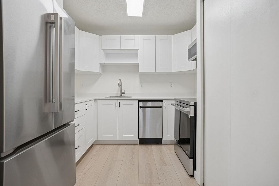 3 3250 W 4th Avenue Vancouver, BC - 4