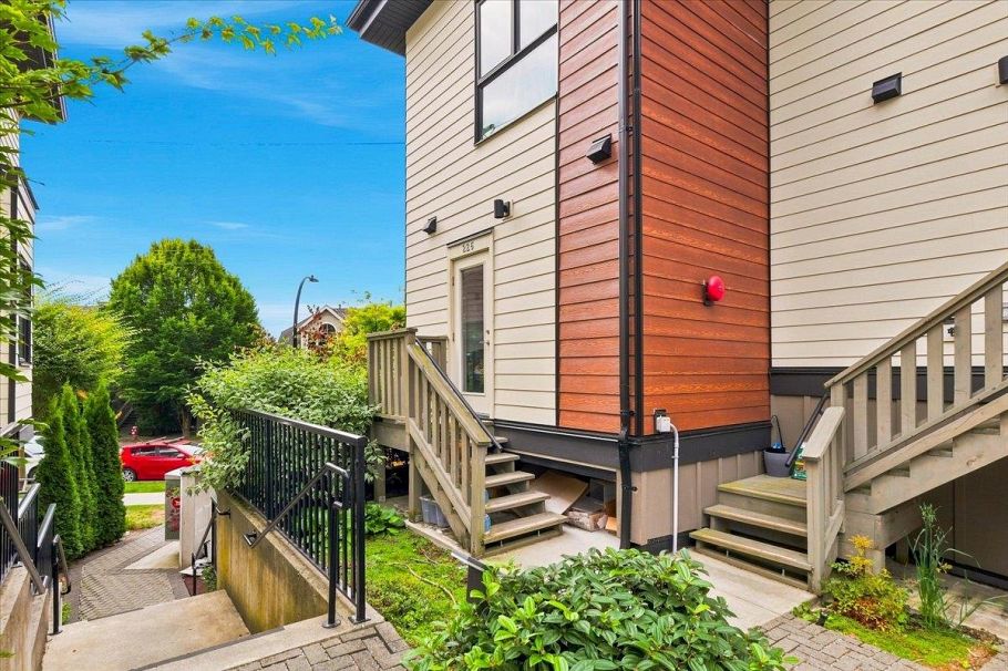 226 E 8th Street North Vancouver, BC - 22