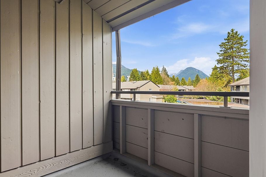 2329 Mountain Highway North Vancouver, BC - 20