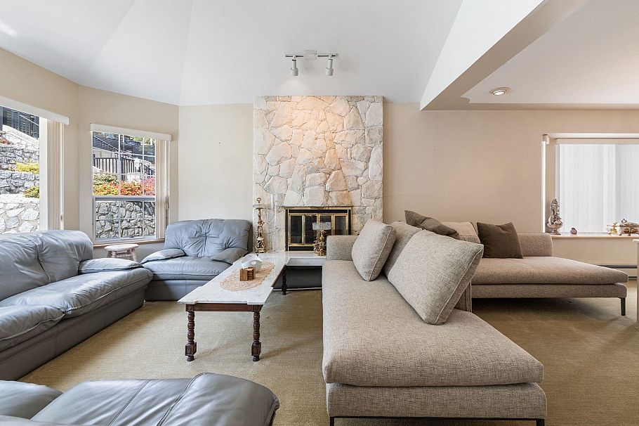 547 Tempe Crescent North Vancouver, BC - 3