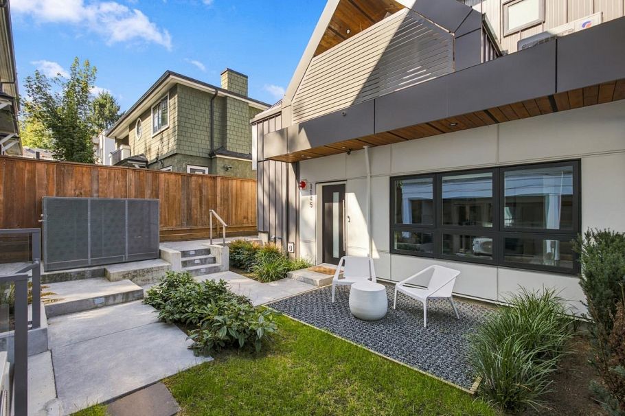 1145 W 33rd Avenue Vancouver, BC - 2
