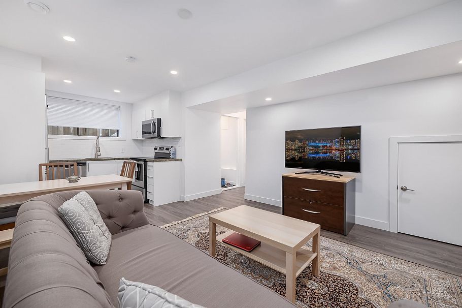 1152 W 17th Street North Vancouver, BC - 31
