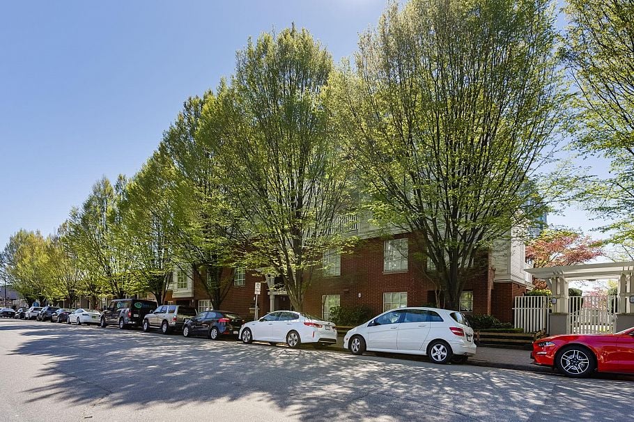 319 147 E 1st Street North Vancouver, BC - 1