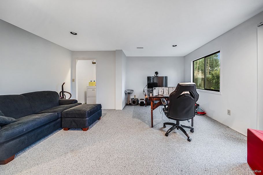 221 W 28th Street North Vancouver, BC - 11
