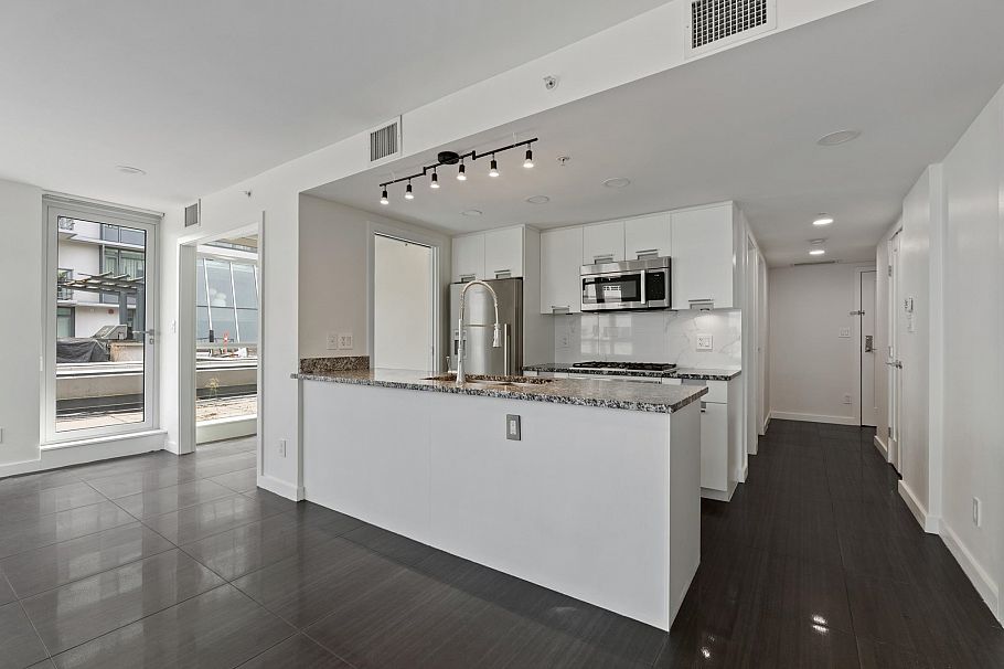 569 2080 West Broadway Street Vancouver, BC - 6