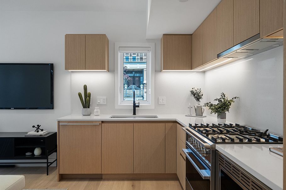 1010 W 52nd Avenue Vancouver, BC - 3