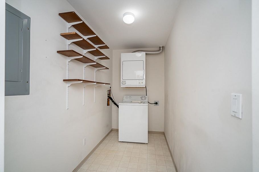 207 678 W Queens Road North Vancouver, BC - 21