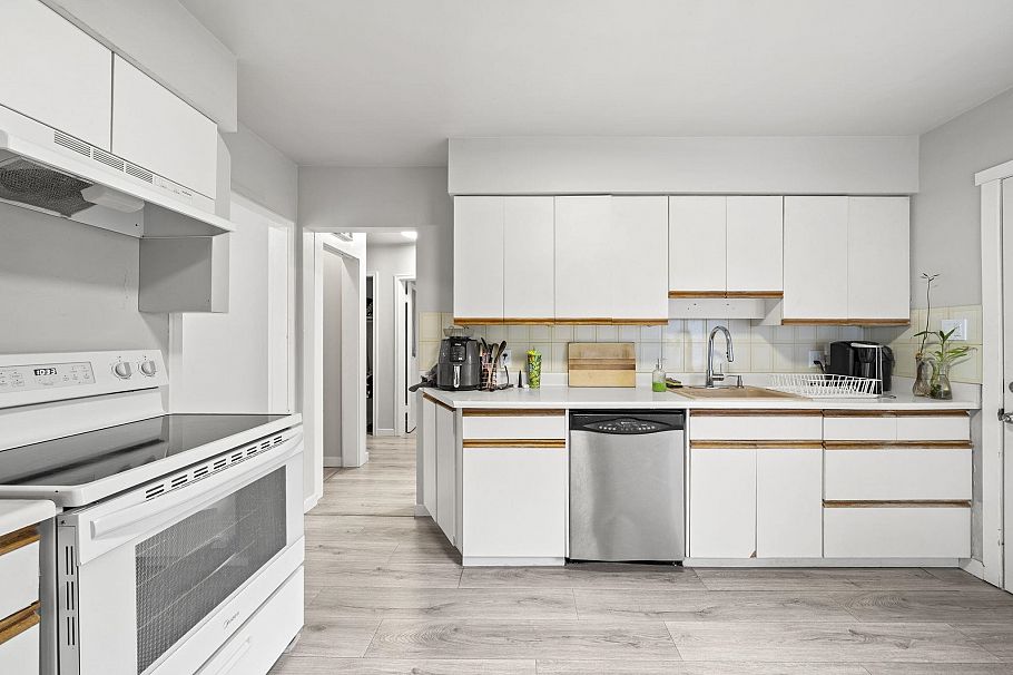 1534 W 71st Avenue Vancouver, BC - 16