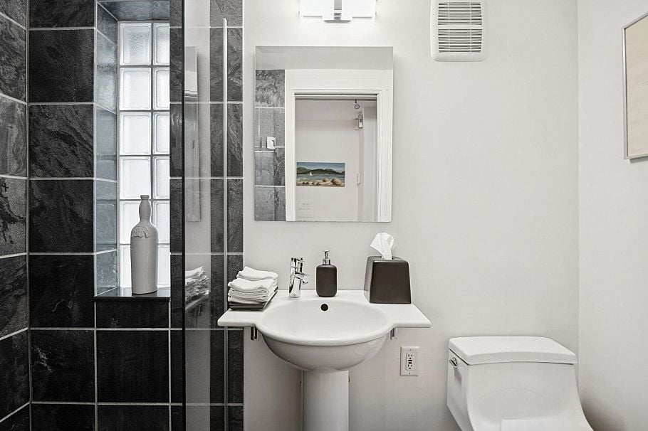 3814 W 11 Avenue Vancouver, BC - 24
