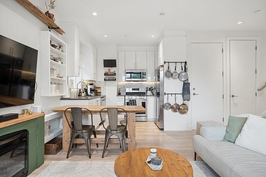 1604 E 36th Avenue Vancouver, BC - 4