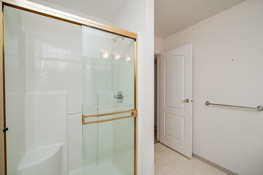 207 678 W Queens Road North Vancouver, BC - 20