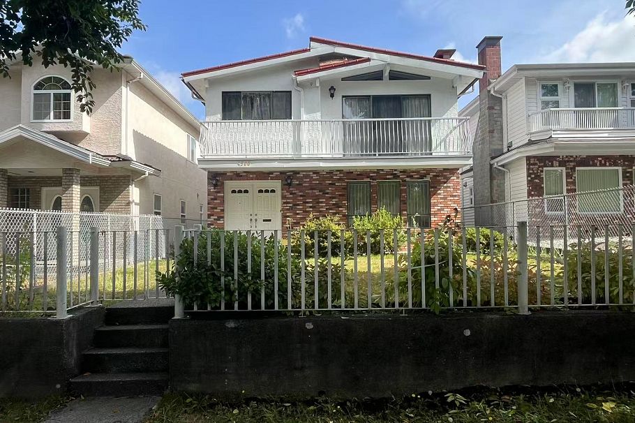 4568 Commercial Street Vancouver, BC - 2