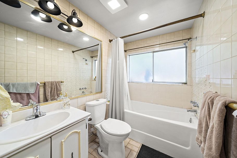 1534 W 71st Avenue Vancouver, BC - 12
