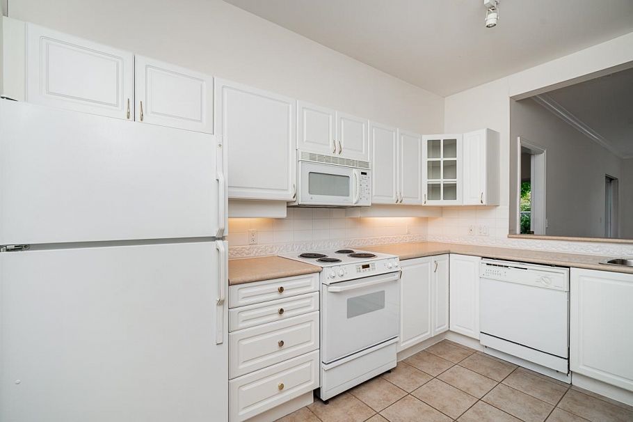207 678 W Queens Road North Vancouver, BC - 11