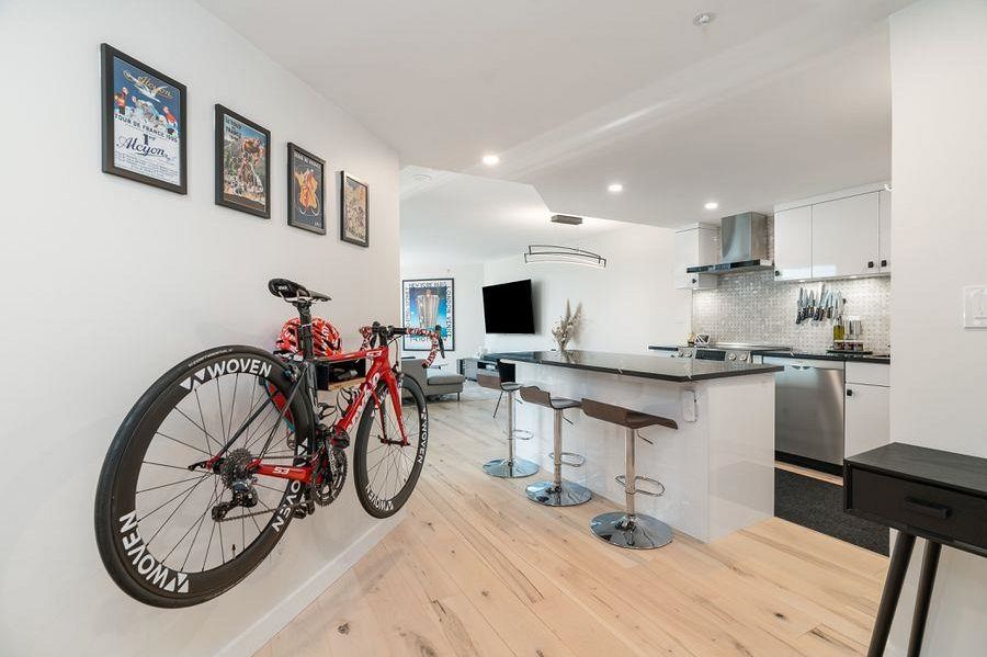 710 1050 Burrard Street Vancouver, BC - 1