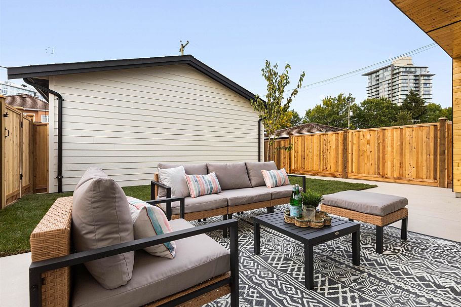 2 2211 Mannering Avenue Vancouver, BC - 18