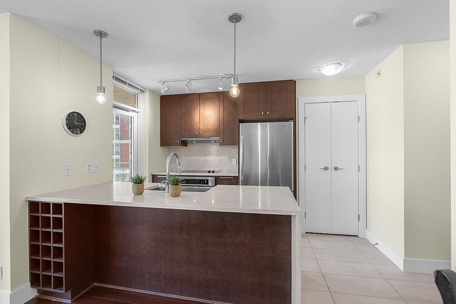 2504 888 Homer Street Vancouver, BC - 4