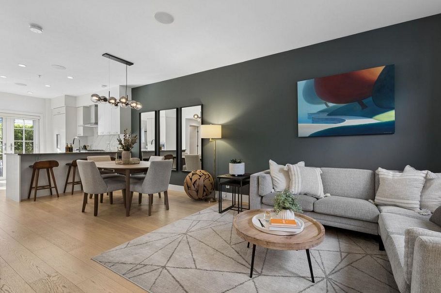 12 1133 Ridgewood Drive North Vancouver, BC - 2