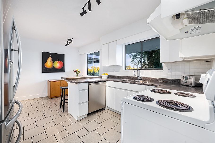 1152 W 17th Street North Vancouver, BC - 14