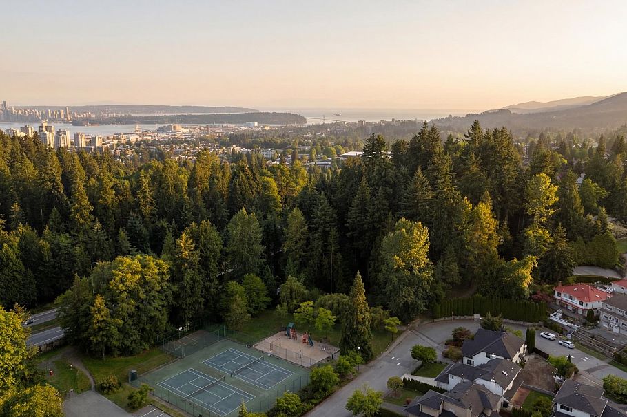 547 Tempe Crescent North Vancouver, BC - 29