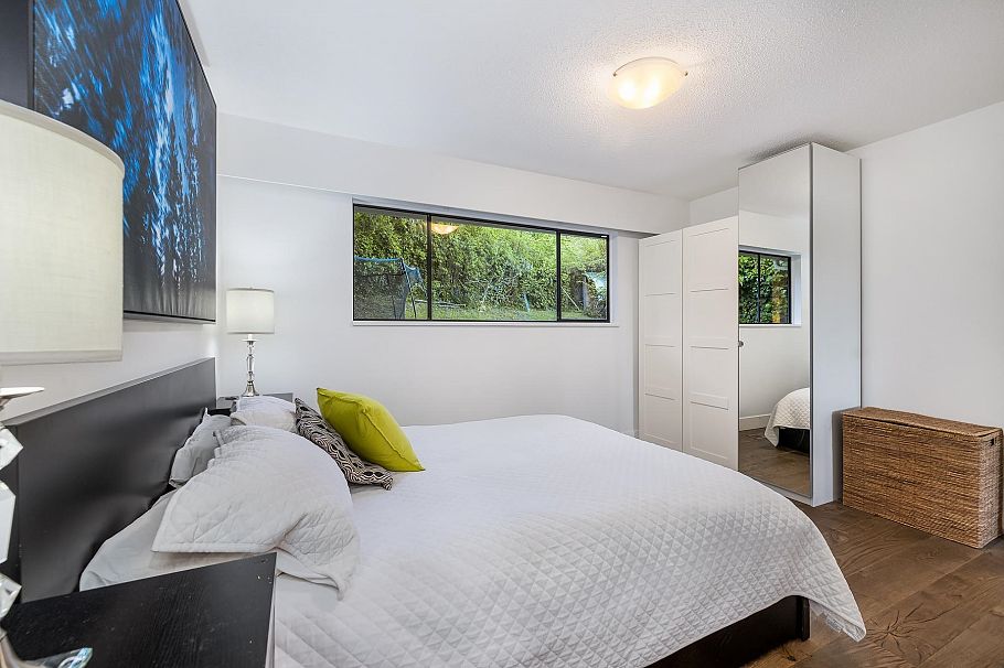 1152 W 17th Street North Vancouver, BC - 18