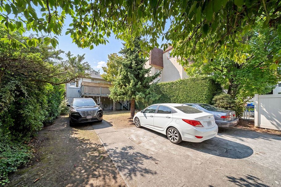 1534 W 71st Avenue Vancouver, BC - 32