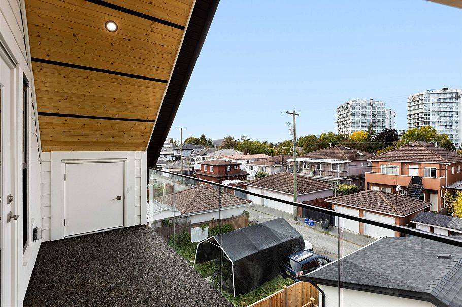 2 2211 Mannering Avenue Vancouver, BC - 16