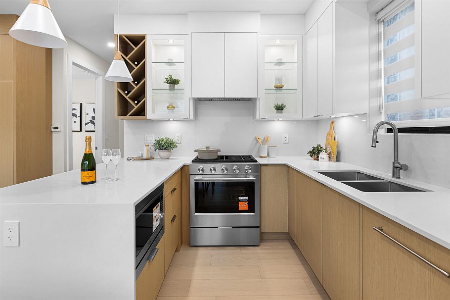 2 2211 Mannering Avenue Vancouver, BC - 7
