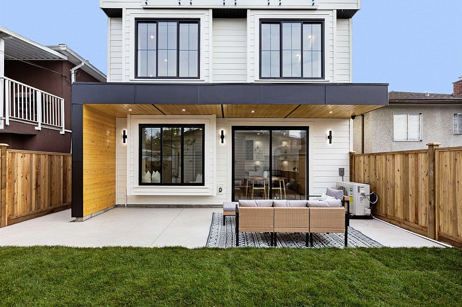 2 2211 Mannering Avenue Vancouver, BC - 17