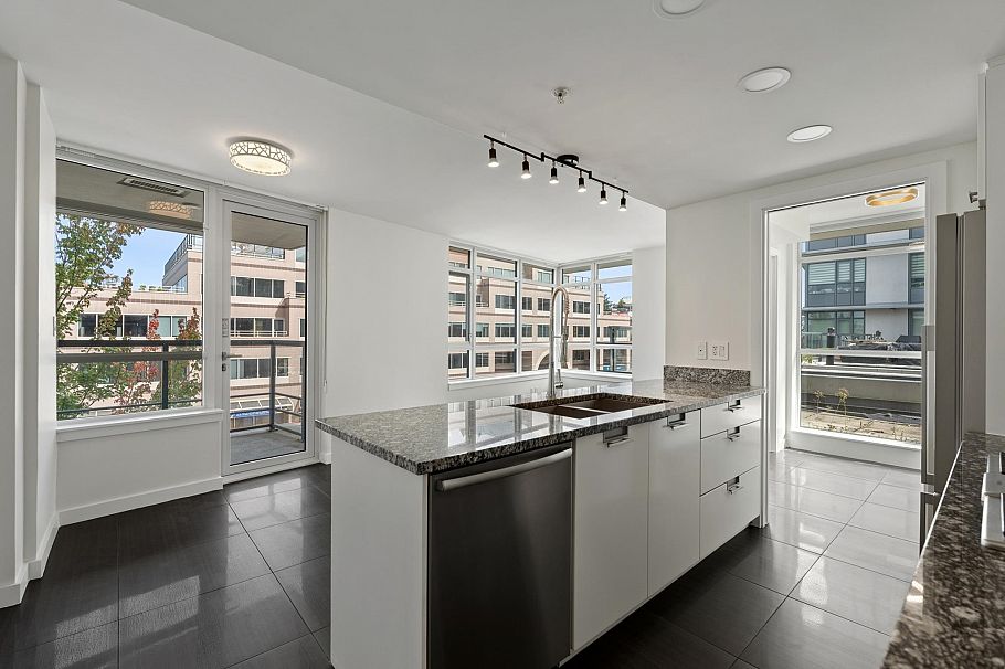 569 2080 West Broadway Street Vancouver, BC - 7