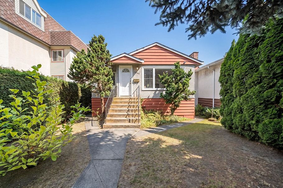 1534 W 71st Avenue Vancouver, BC - 1