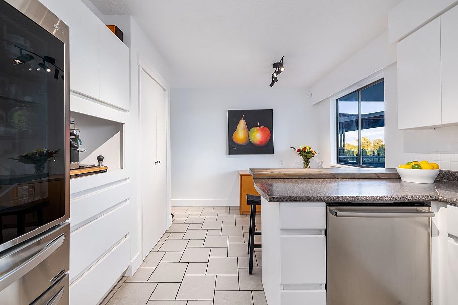 1152 W 17th Street North Vancouver, BC - 16