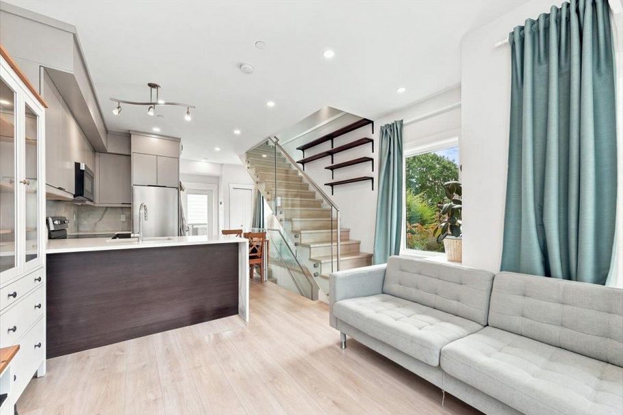 226 E 8th Street North Vancouver, BC - 9