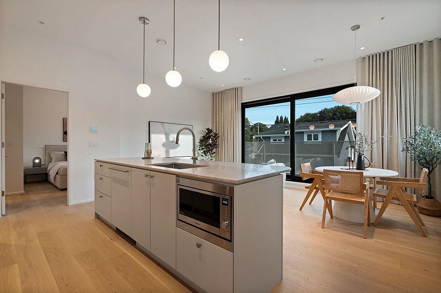 166 E 38th Avenue Vancouver, BC - 3