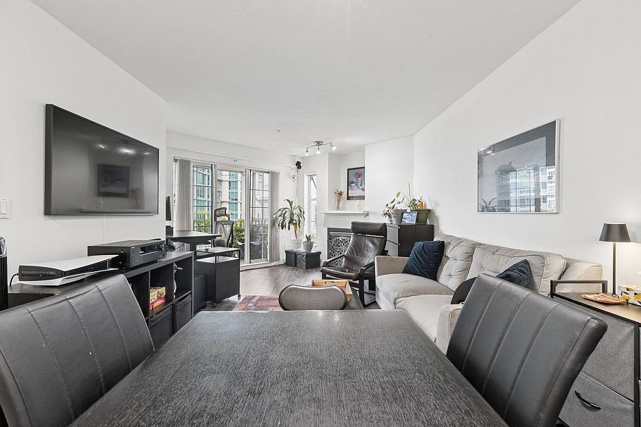 319 147 E 1st Street North Vancouver, BC - 20