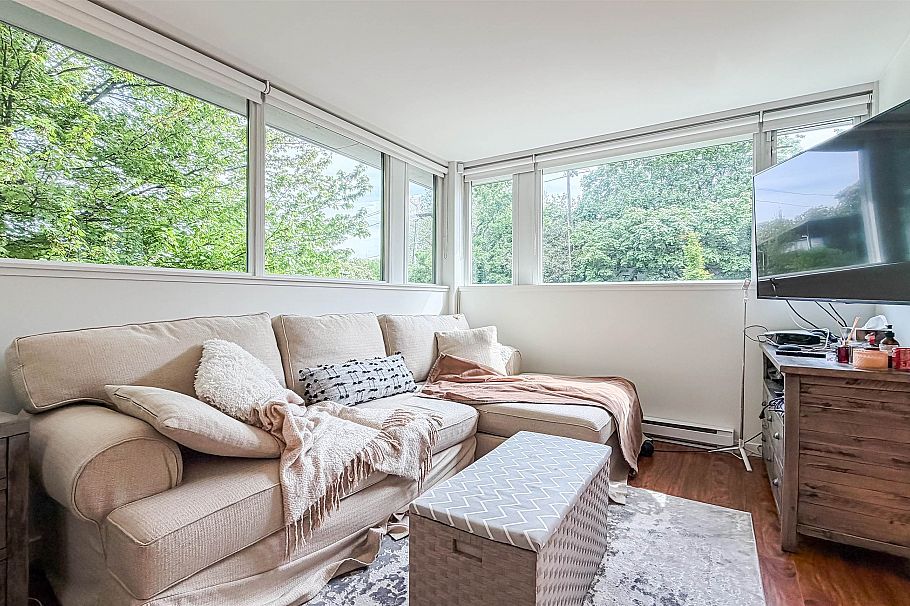 390 E 11th Avenue Vancouver, BC - 4
