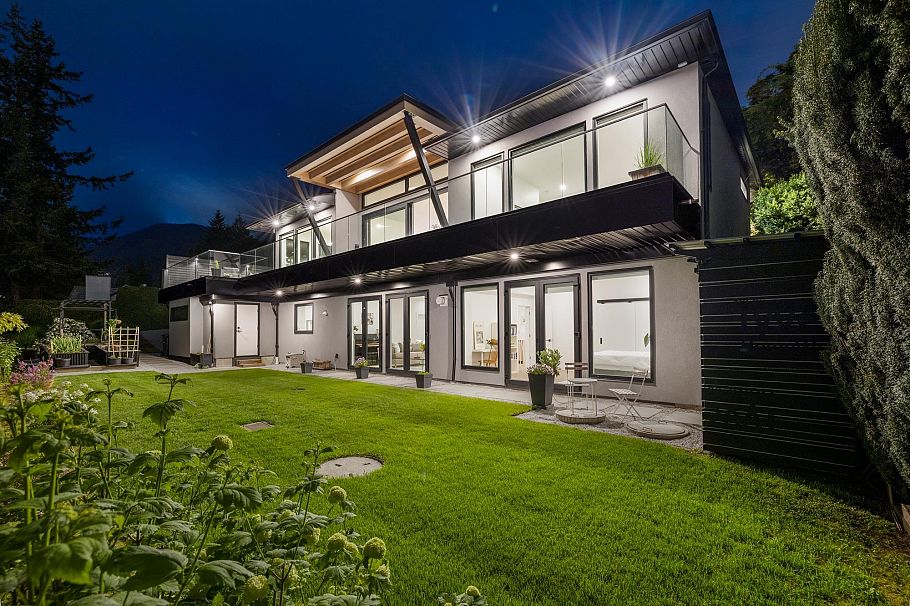 255 Sandringham Crescent North Vancouver, BC - 2