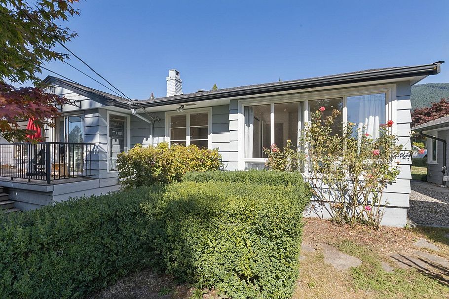 915 Wentworth Avenue North Vancouver, BC - 1