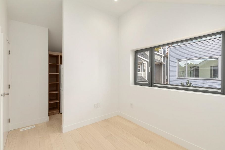 22 W 14th Avenue Vancouver, BC - 9