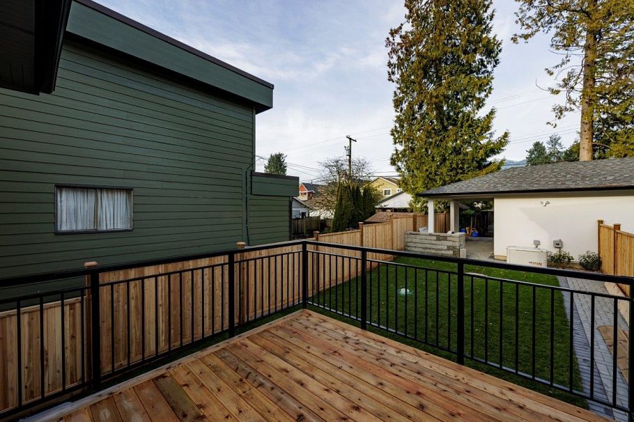 254 E 18th Street North Vancouver, BC - 35
