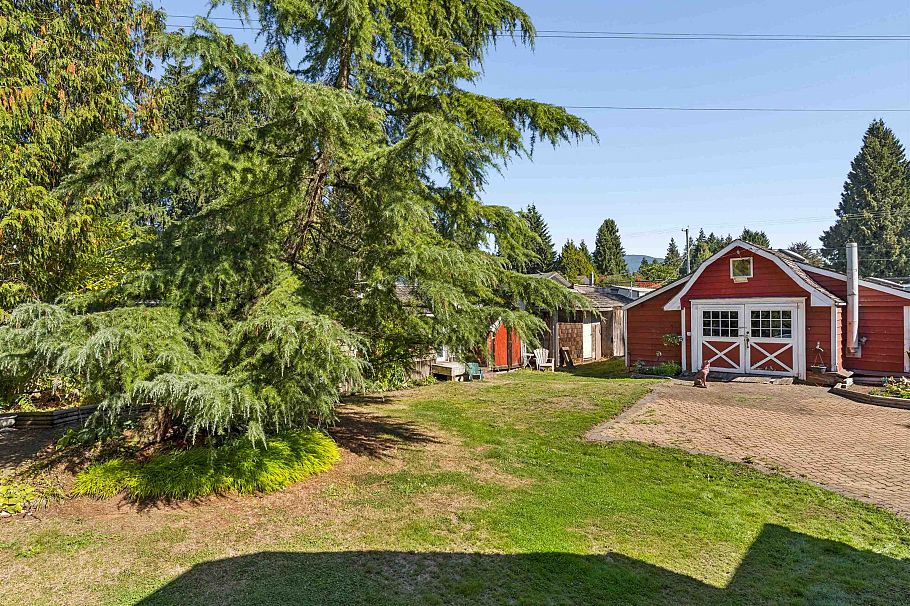 788 E 26th Street North Vancouver, BC - 35