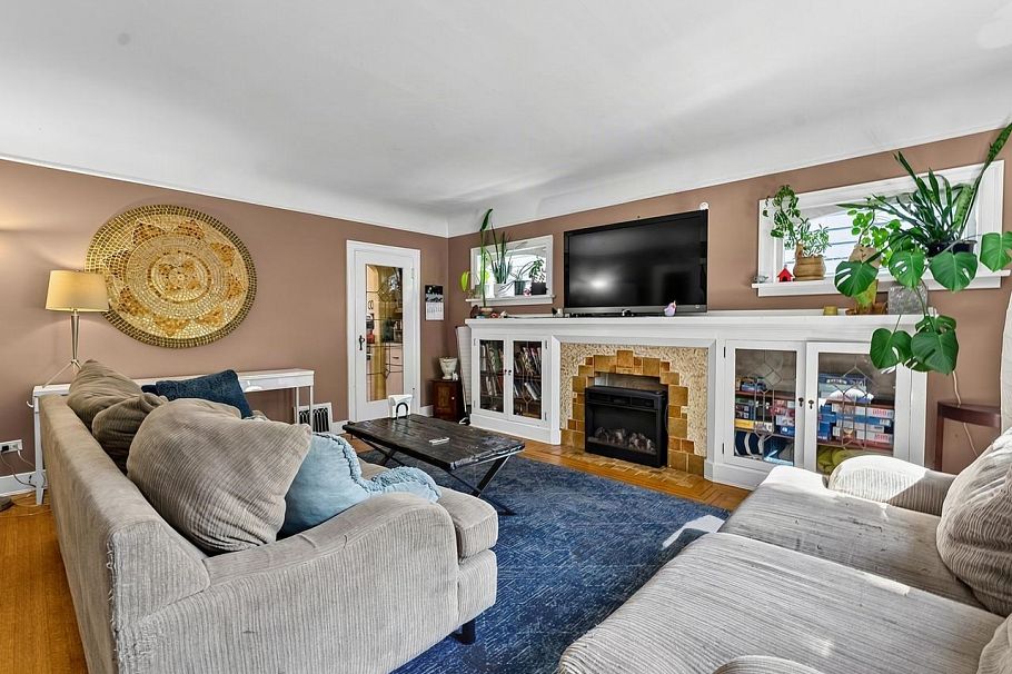 2521 Kitchener Street Vancouver, BC - 2