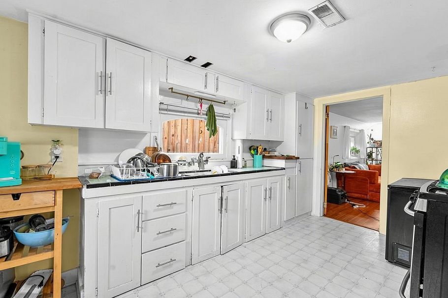 2521 Kitchener Street Vancouver, BC - 21