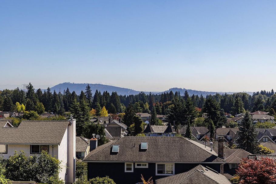 557 Tempe Crescent North Vancouver, BC - 4